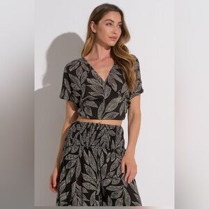 Black and White Leaf Print Crop Top by Elan size XS